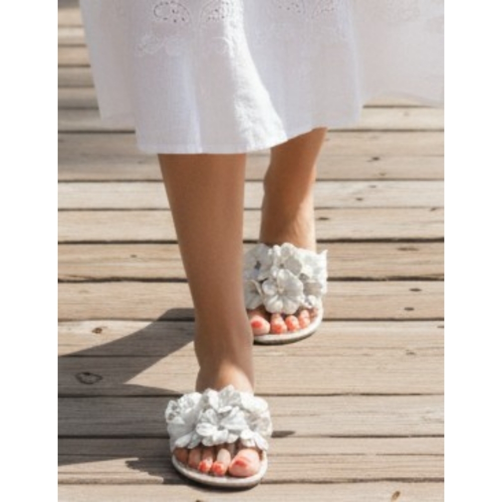 Sophie Sue White Daisy Flip flops White Size 9